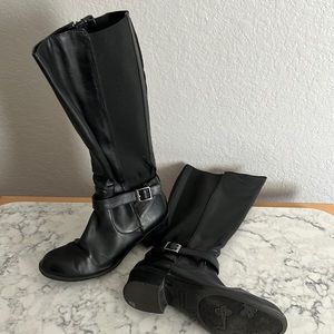 Ladies Knee high Black boots.  1/2” heel Flat.